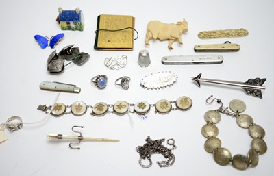 Lot 117 - A selection of buttons and other items.