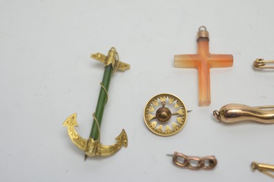 Lot 137 - A selection of gold and yellow metal jewellery