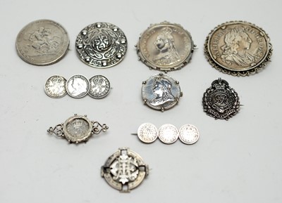 Lot 136 - A selection of silver and white metal brooches