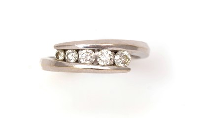 Lot 432 - A five stone diamond ring