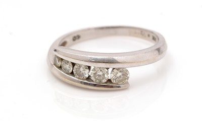 Lot 432 - A five stone diamond ring