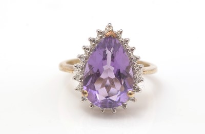 Lot 434 - An amethyst and diamond cluster ring