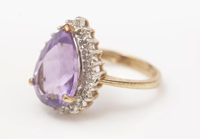 Lot 434 - An amethyst and diamond cluster ring