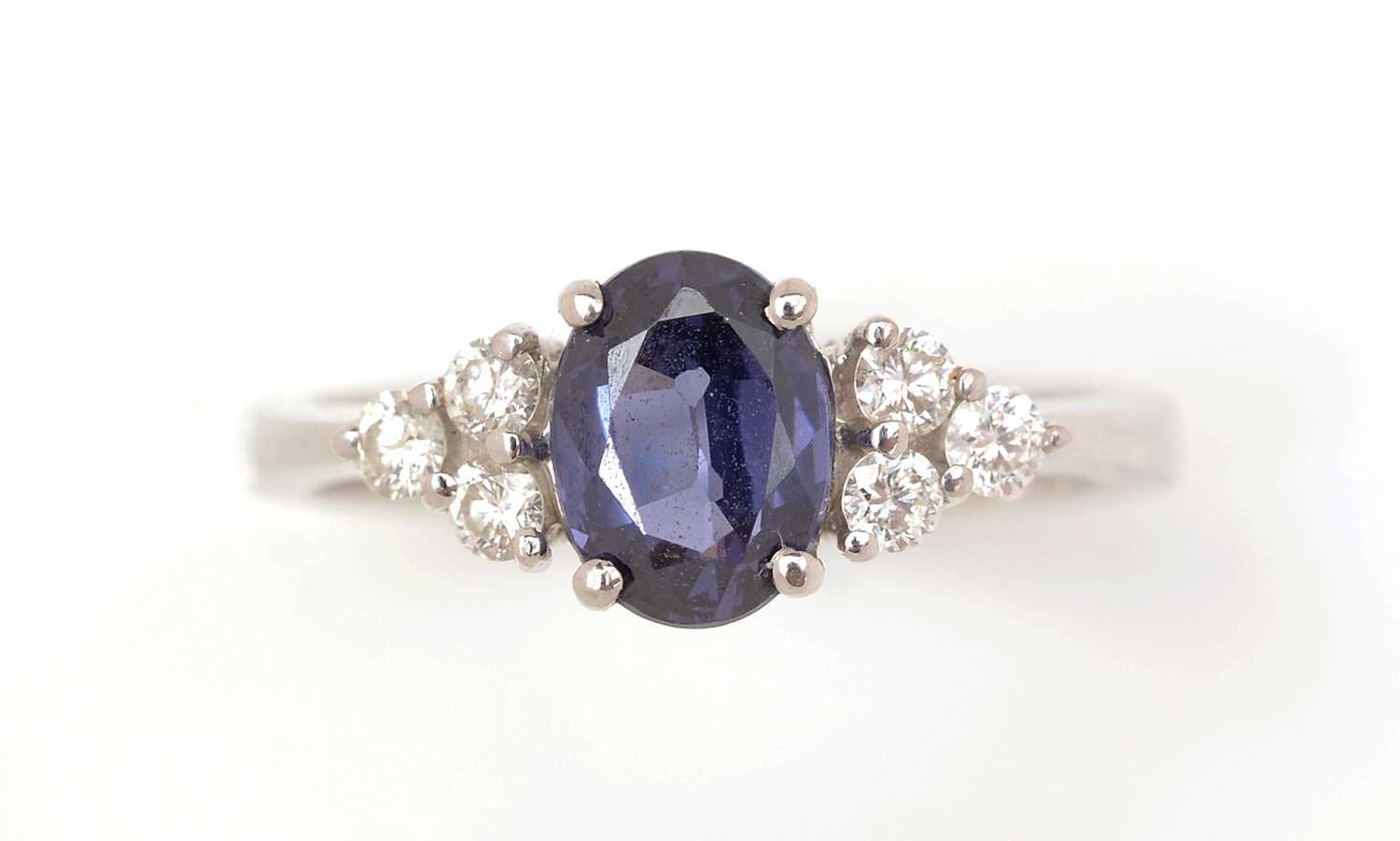 Lot 435 - A sapphire and diamond ring