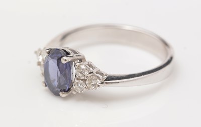 Lot 435 - A sapphire and diamond ring