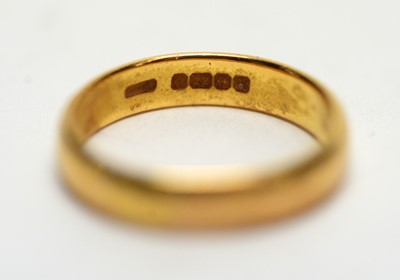 Lot 200 - A 22ct yellow gold wedding band