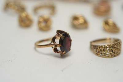 Lot 198 - A selection of gold and yellow metal jewellery