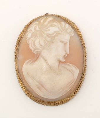 Lot 154 - A carved shell cameo brooch/pendant, and two rings.
