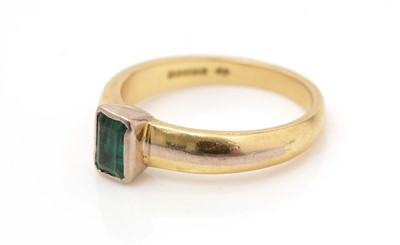 Lot 437 - An emerald ring