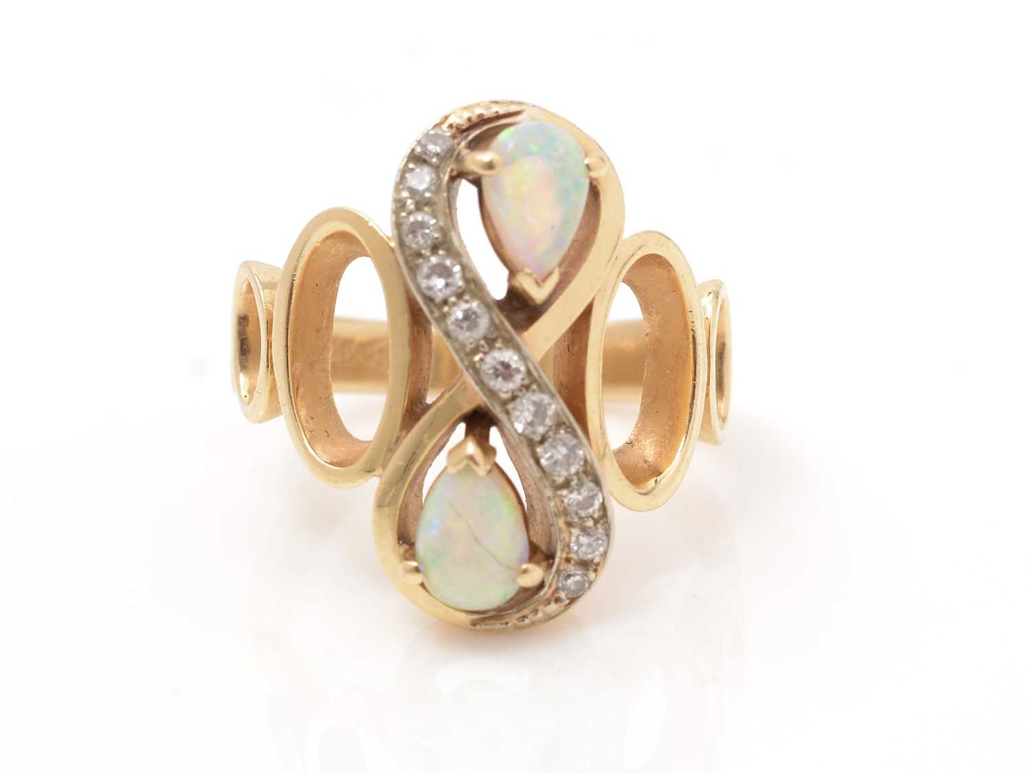 Lot 464 - An opal and diamond ring