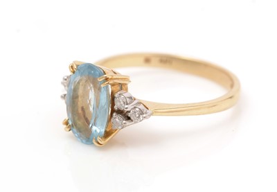 Lot 441 - An aquamarine and diamond ring