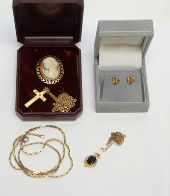 Lot 220 - A selection of gold jewellery