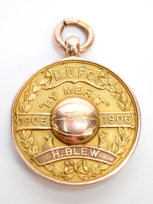 Lot 1154 - Manchester United 1905/06 15ct yellow gold medal, presented to Horace Blew