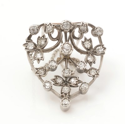 Lot 450 - An Edwardian diamond set white-metal fur-clip