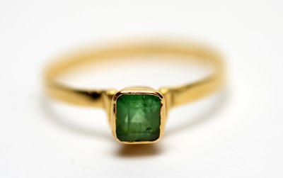 Lot 273 - An emerald ring