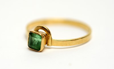 Lot 273 - An emerald ring
