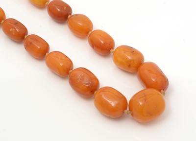 Lot 454 - A single row amber bead necklace