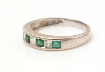 Lot 455 - An emerald and diamond ring
