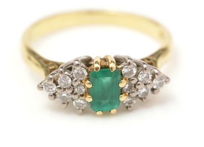 Lot 456 - An emerald and diamond ring