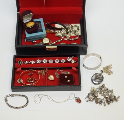 Lot 289 - A selection of silver and other jewellery