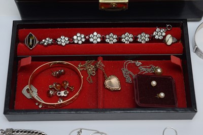 Lot 289 - A selection of silver and other jewellery