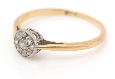 Lot 459 - A diamond cluster ring
