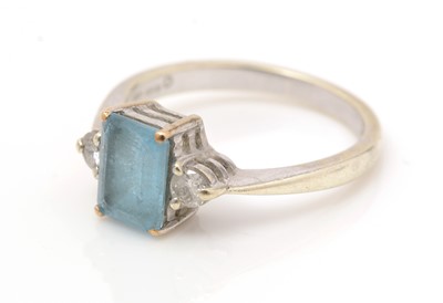 Lot 463 - A topaz and diamond ring