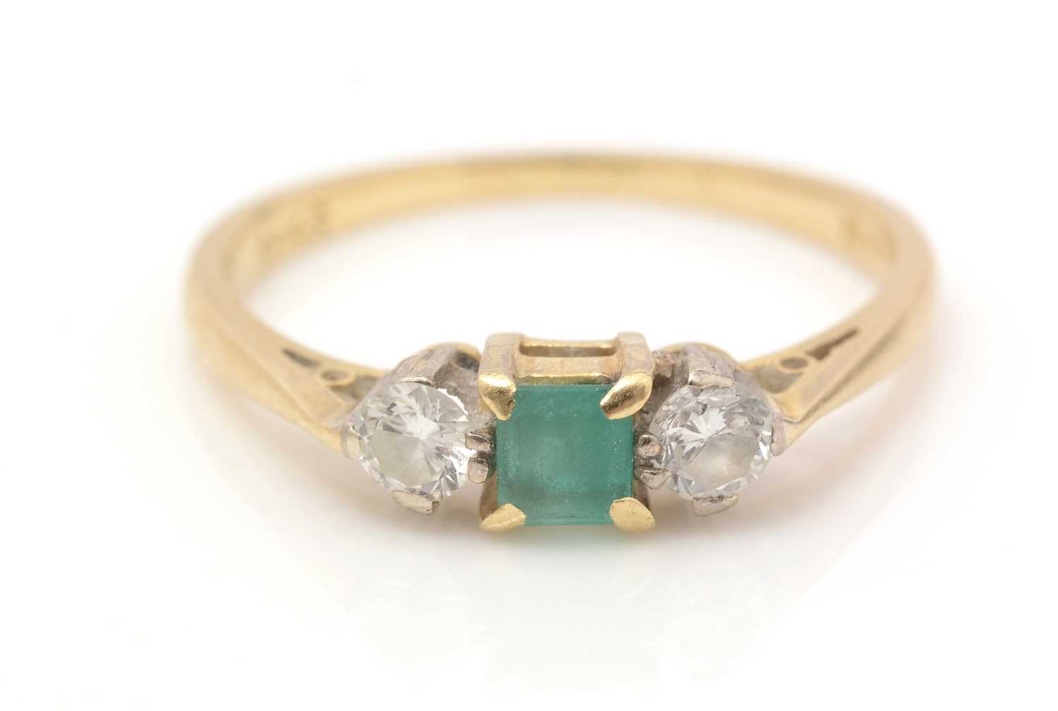 Lot 464 - An emerald and diamond ring