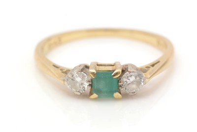 Lot 464 - An emerald and diamond ring