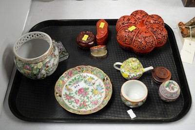 Lot 371 - A selection of Chinese ceramics and collectables.