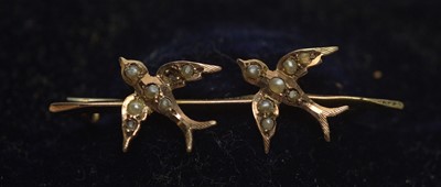 Lot 257 - A selection of brooches and tie pins