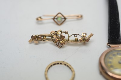 Lot 199 - A selection of gold and yellow metal jewellery