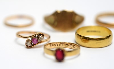 Lot 242 - A selection of rings.
