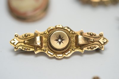 Lot 254 - A selection of 19th and 20th Century gold and yellow metal brooches