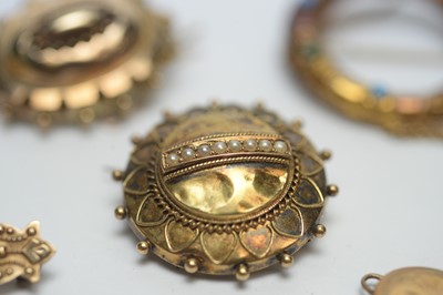 Lot 254 - A selection of 19th and 20th Century gold and yellow metal brooches
