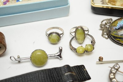 Lot 285 - Assorted costume jewellery and watches