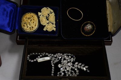 Lot 306 - A selection of costume jewellery.