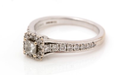 Lot 471 - A diamond cluster ring