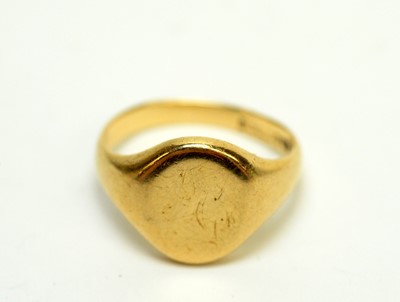 Lot 171 - A 9ct yellow gold signet ring