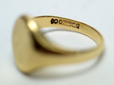 Lot 171 - A 9ct yellow gold signet ring