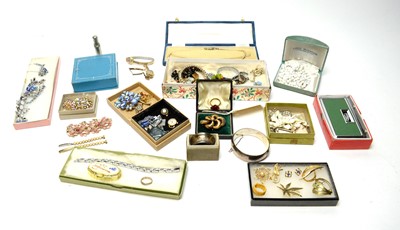Lot 276 - A selection of costume jewellery, silver and accessories