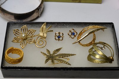 Lot 276 - A selection of costume jewellery, silver and accessories