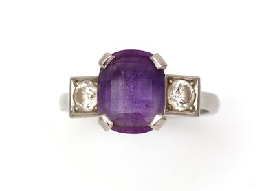 Lot 474 - An amethyst and diamond ring