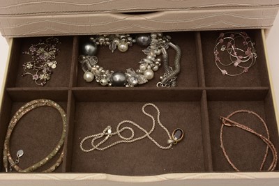 Lot 156 - A collection of costume jewellery