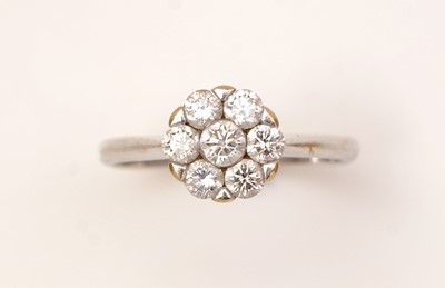 Lot 478 - A diamond cluster ring
