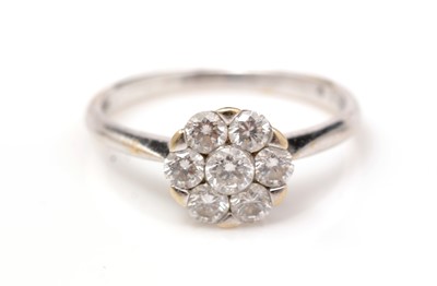 Lot 361 - A diamond cluster ring