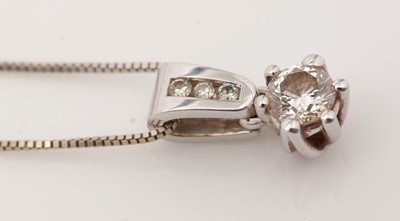 Lot 480 - A diamond pendant