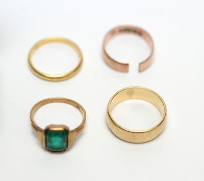 Lot 133 - A selection of rings.