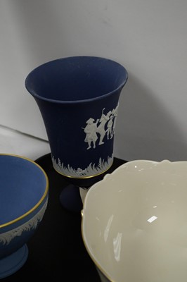 Lot 460 - A selection of decorative ceramics