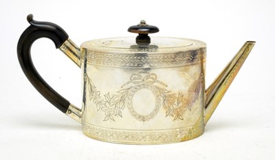 Lot 556 - A George III silver teapot, by Peter & Ann Bateman
